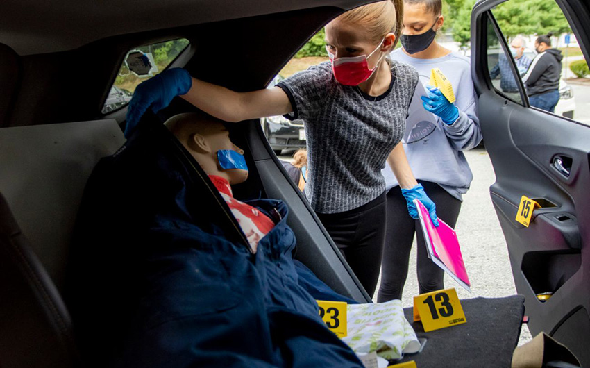 Acting as Forensic Scientists, Students Gain Hands-On Experience in Mock Crime Scene on Campus