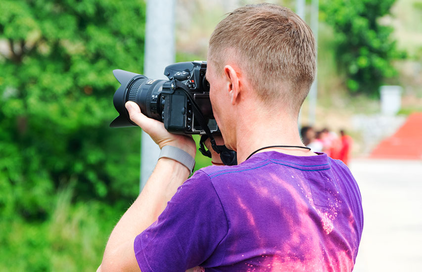 A student in the Communication Individually Initiated Concentration chooses to take a photojournalism track