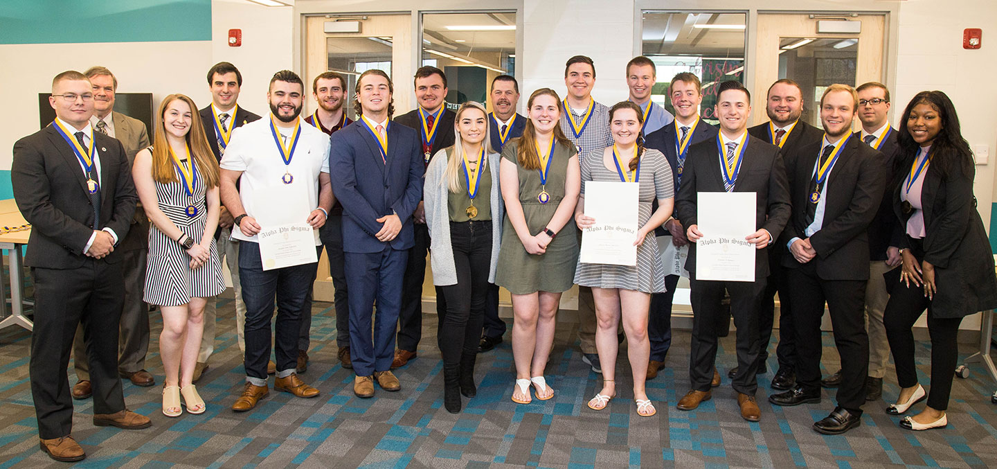 Lambda Alpha Honor Society inductee poses for photo with mother
