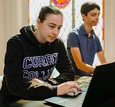 A student uses a laptop in the computer lab
