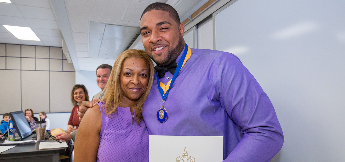 Lambda Alpha Honor Society inductee poses for photo with mother