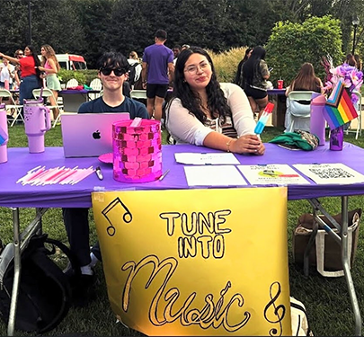 Tune into Music@Curry students recruit new members at an involvement fair